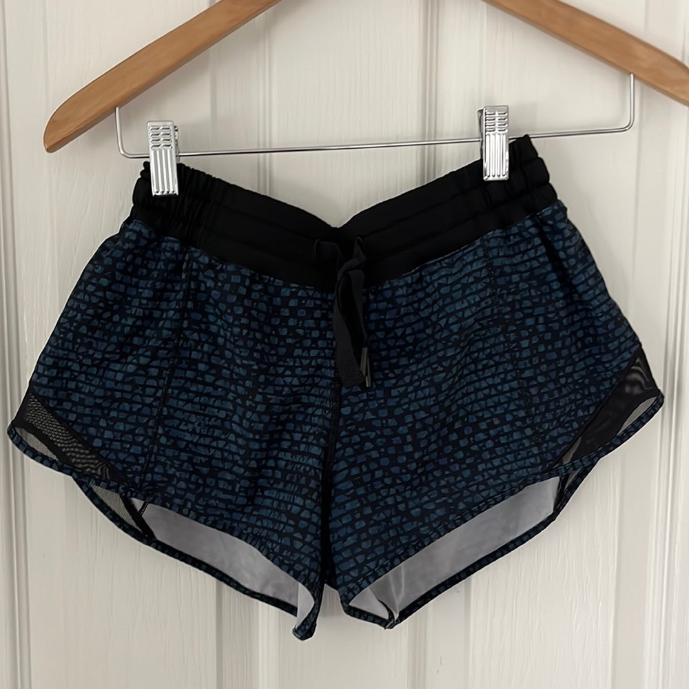 RARE Lululemon Hotty Hot Shorts Blue Black with Reflective Band 6 OP 68